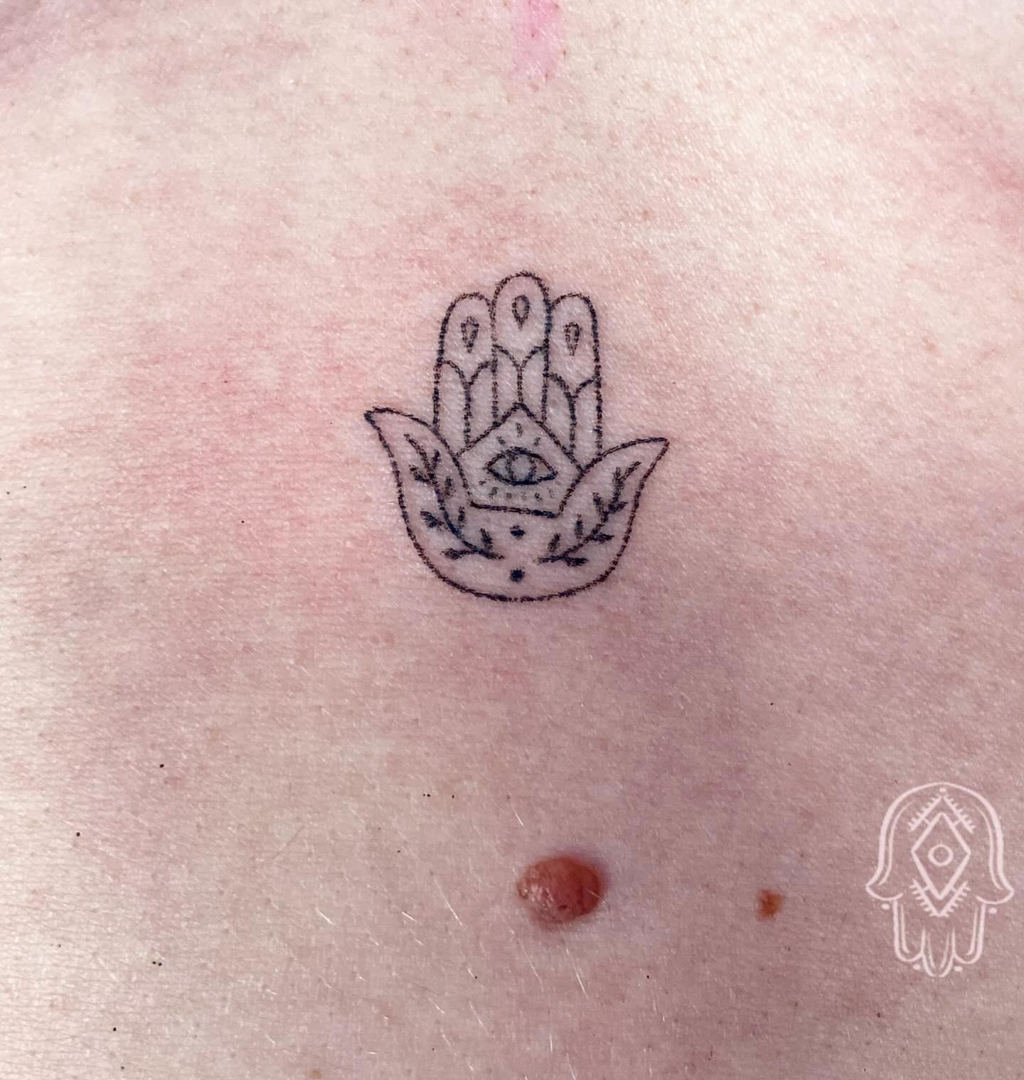 Hamsa Illustration Rouge Blanc Oeil Sacre Arabesque — portfolio Hamsa Tattoo Dijon handpoke