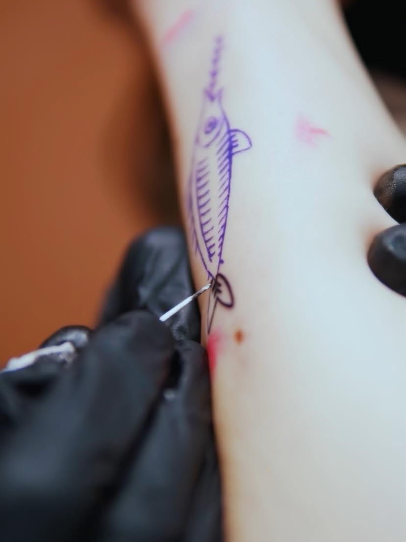 Seance Handpoke En Cours Aiguille Tatouage Poisson — portfolio Hamsa Tattoo Dijon handpoke