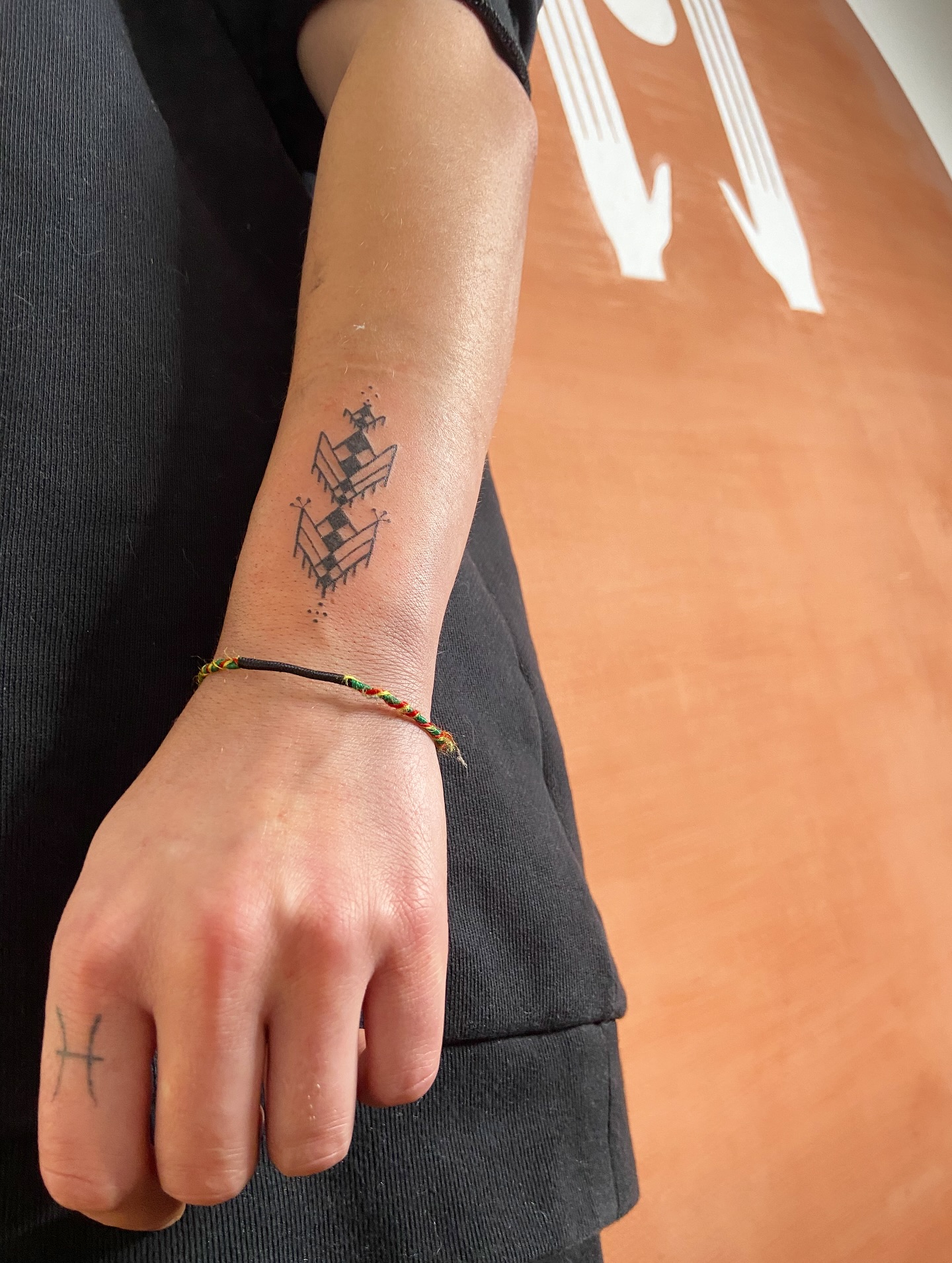Tatouage amazigh avant-bras femme handpoke — Hamsa Tattoo Dijon