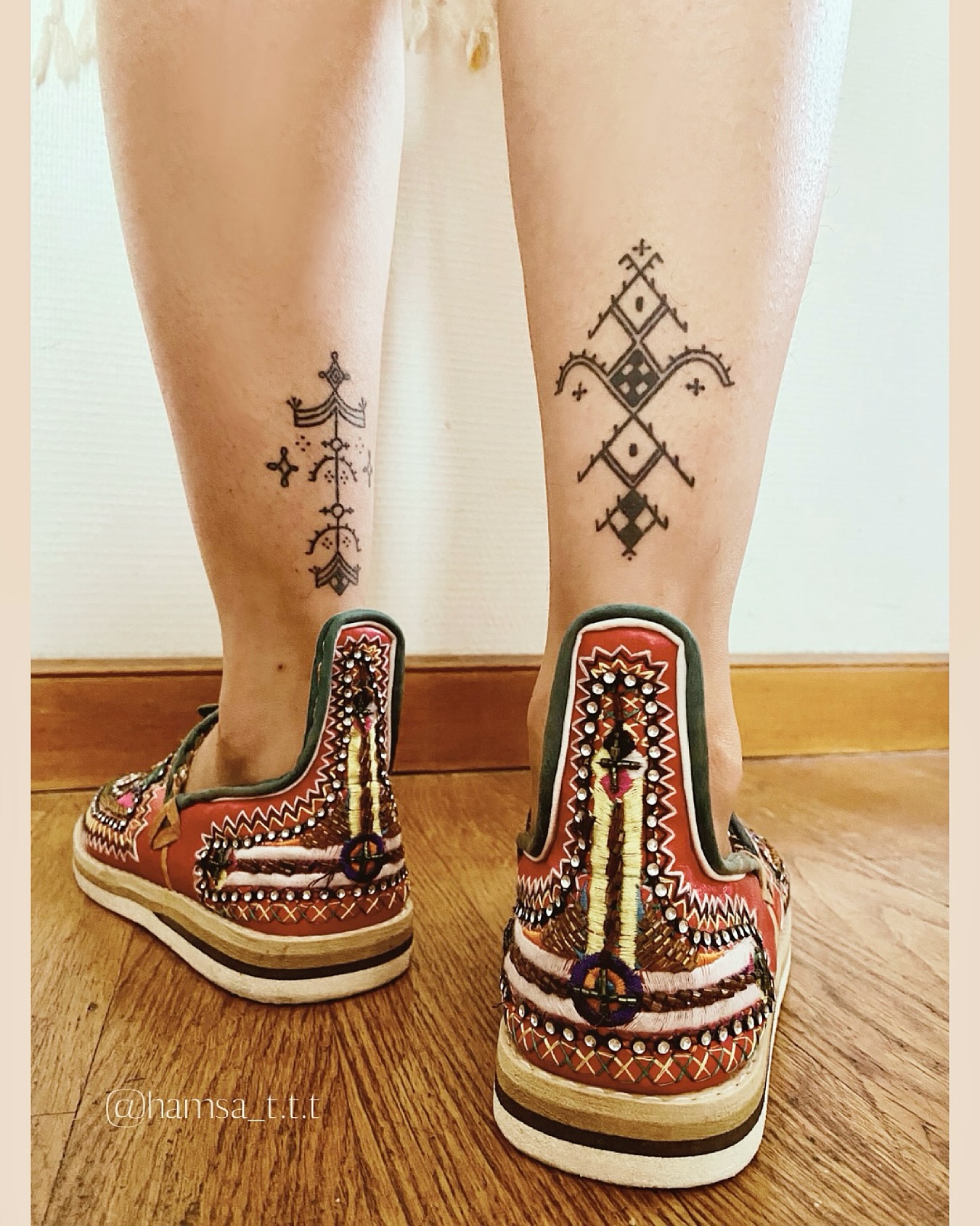 Tatouages amazighs chevilles femme — motifs géométriques berbères handpoke