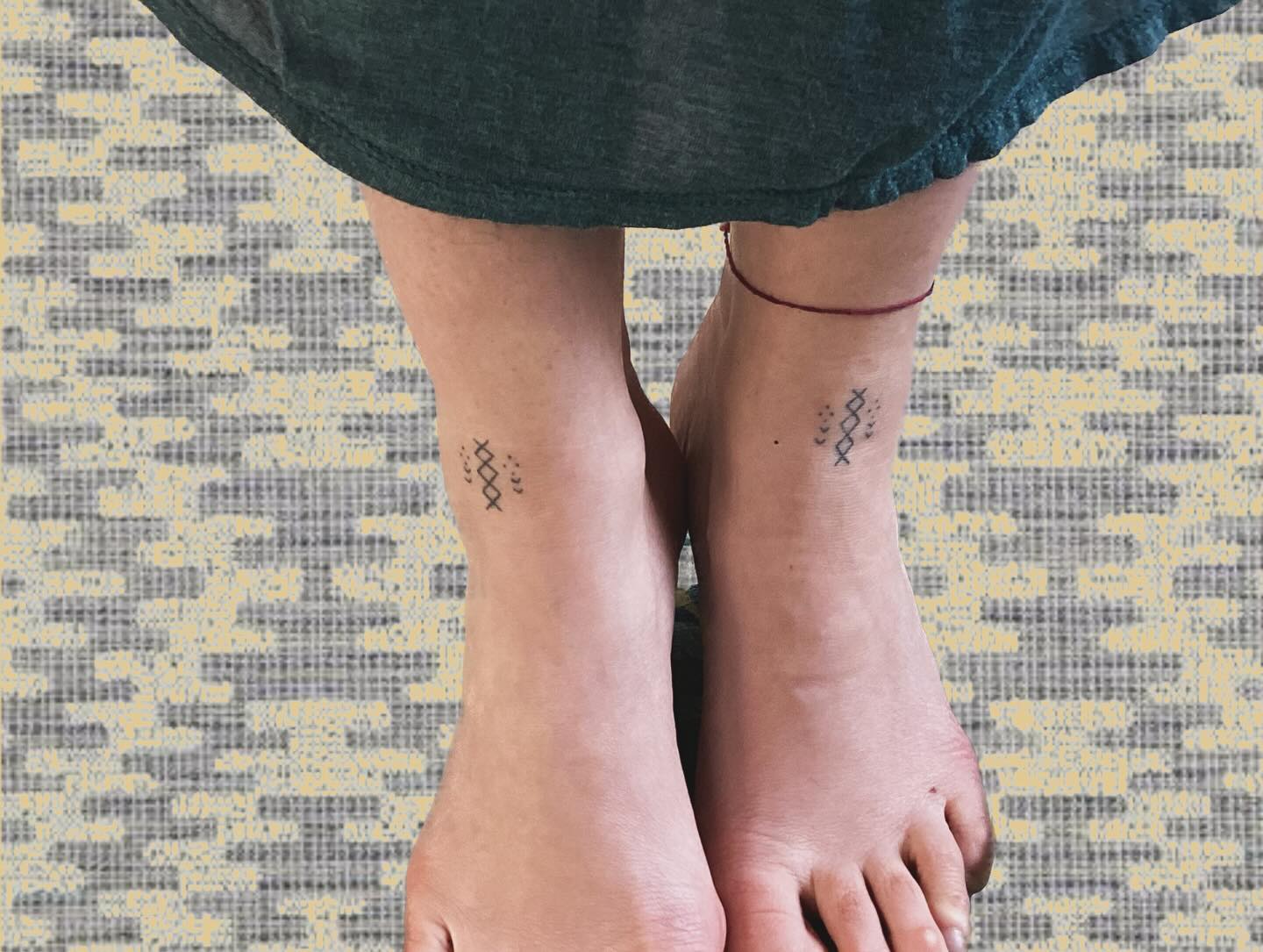 Tatouage Amazigh Deux Chevilles Symetriques Handpoke — portfolio Hamsa Tattoo Dijon handpoke