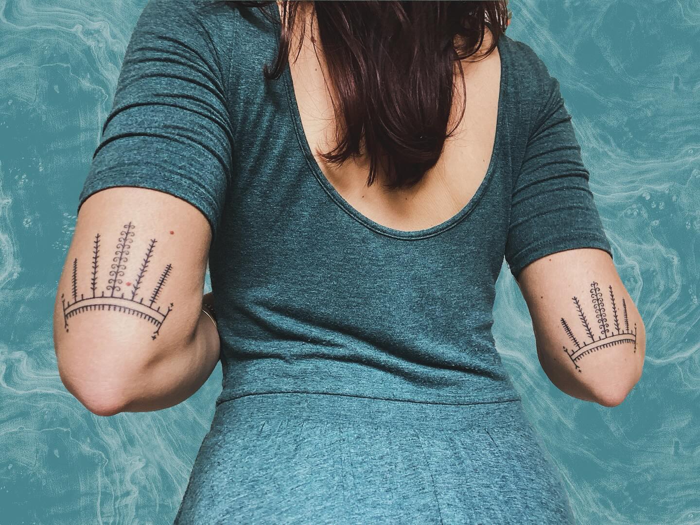 Tatouage Amazigh Deux Coudes Femme Symetrique Handpoke — portfolio Hamsa Tattoo Dijon handpoke