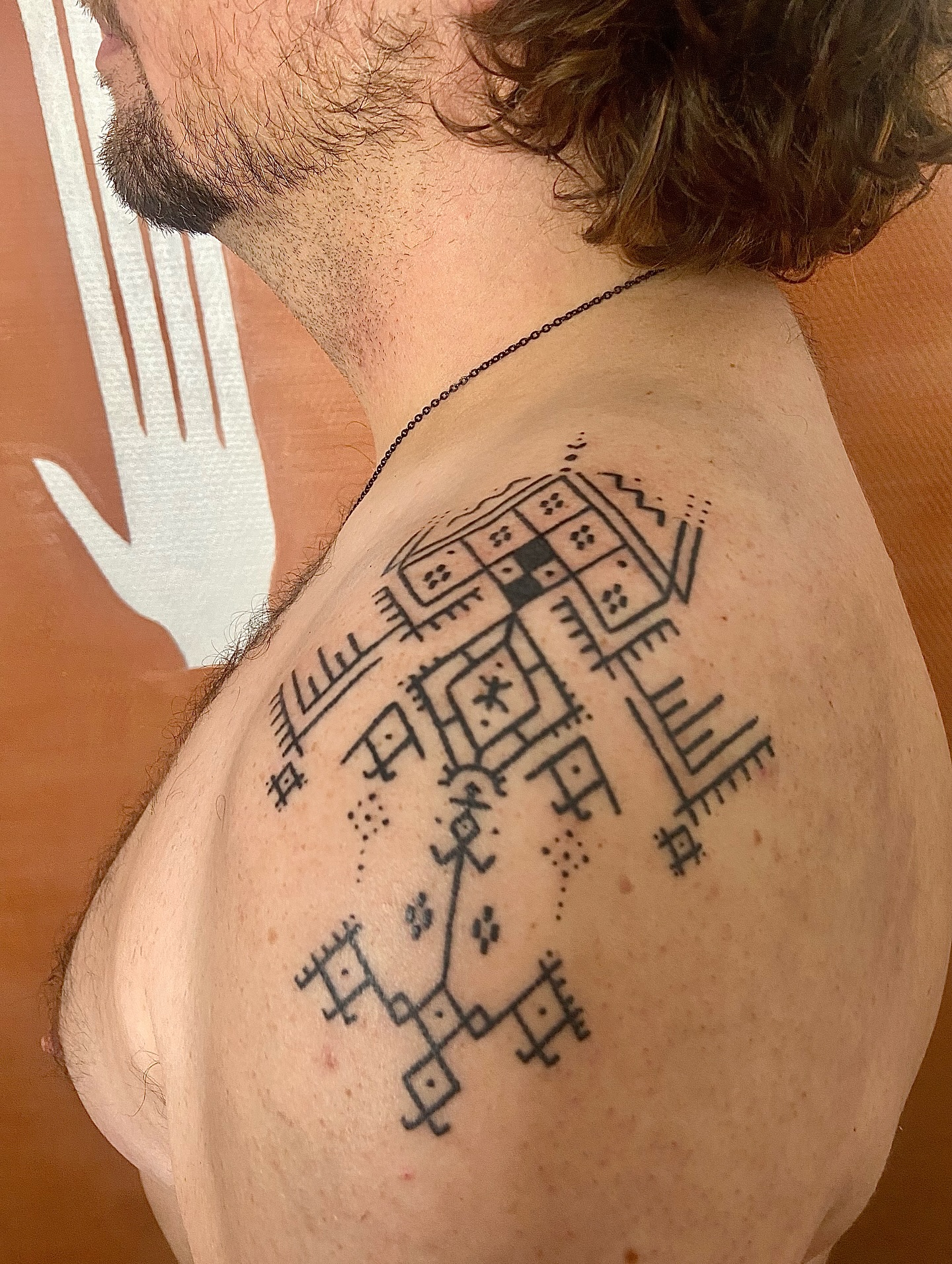 Tatouage Amazigh Epaule Homme Grand Format Handpoke — portfolio Hamsa Tattoo Dijon handpoke