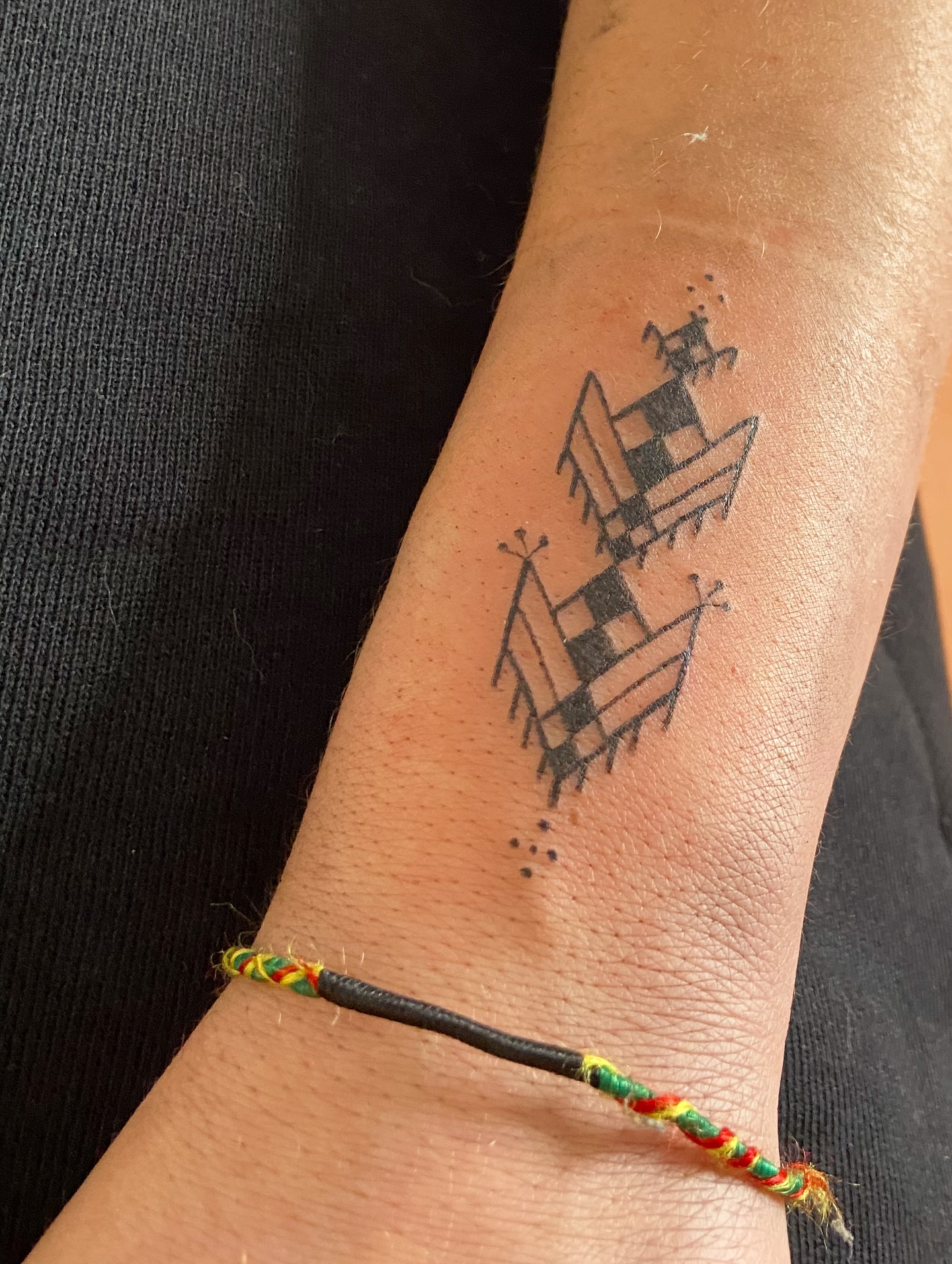 Tatouage Amazigh Losange Poignet Gros Plan Handpoke — portfolio Hamsa Tattoo Dijon handpoke