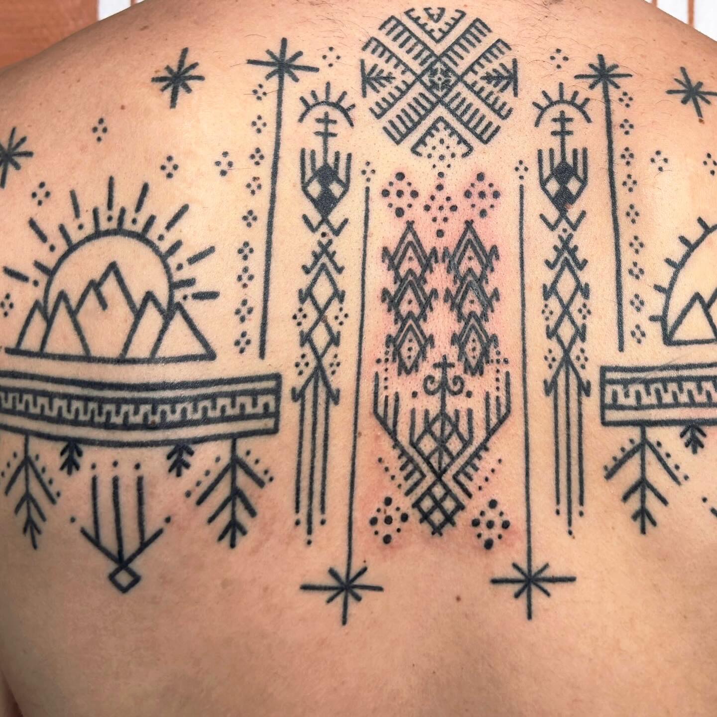 Back piece amazigh complet handpoke — Hamsa Tattoo Dijon spécialiste France