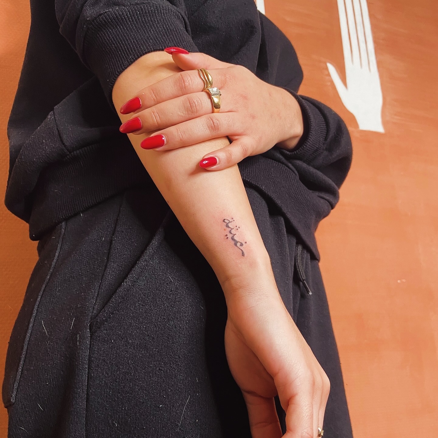 Tatouage calligraphie arabe avant-bras femme — handpoke précis Hamsa Tattoo