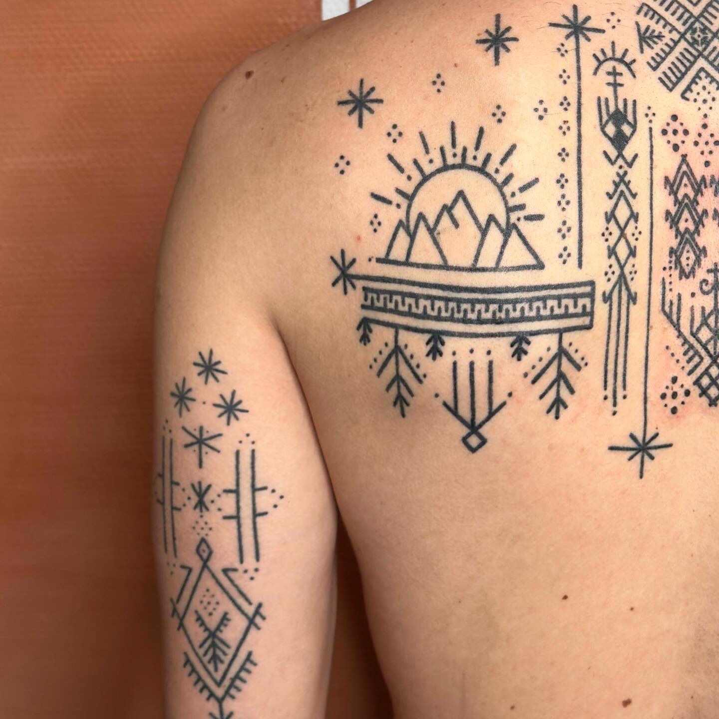 Détail tatouage dos amazigh épaule — ornemental handpoke, Hamsa Tattoo Dijon