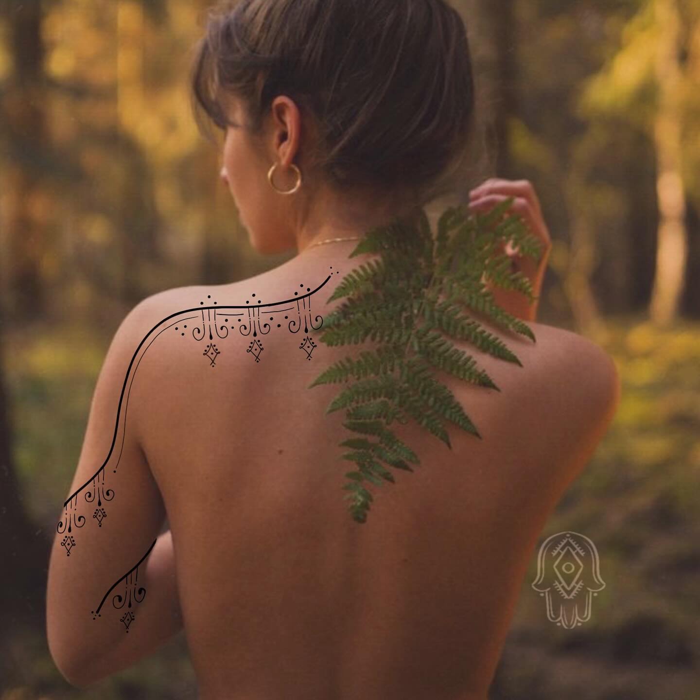 Tatouage dos femme arabesques amazighes — composition épaule handpoke Hamsa