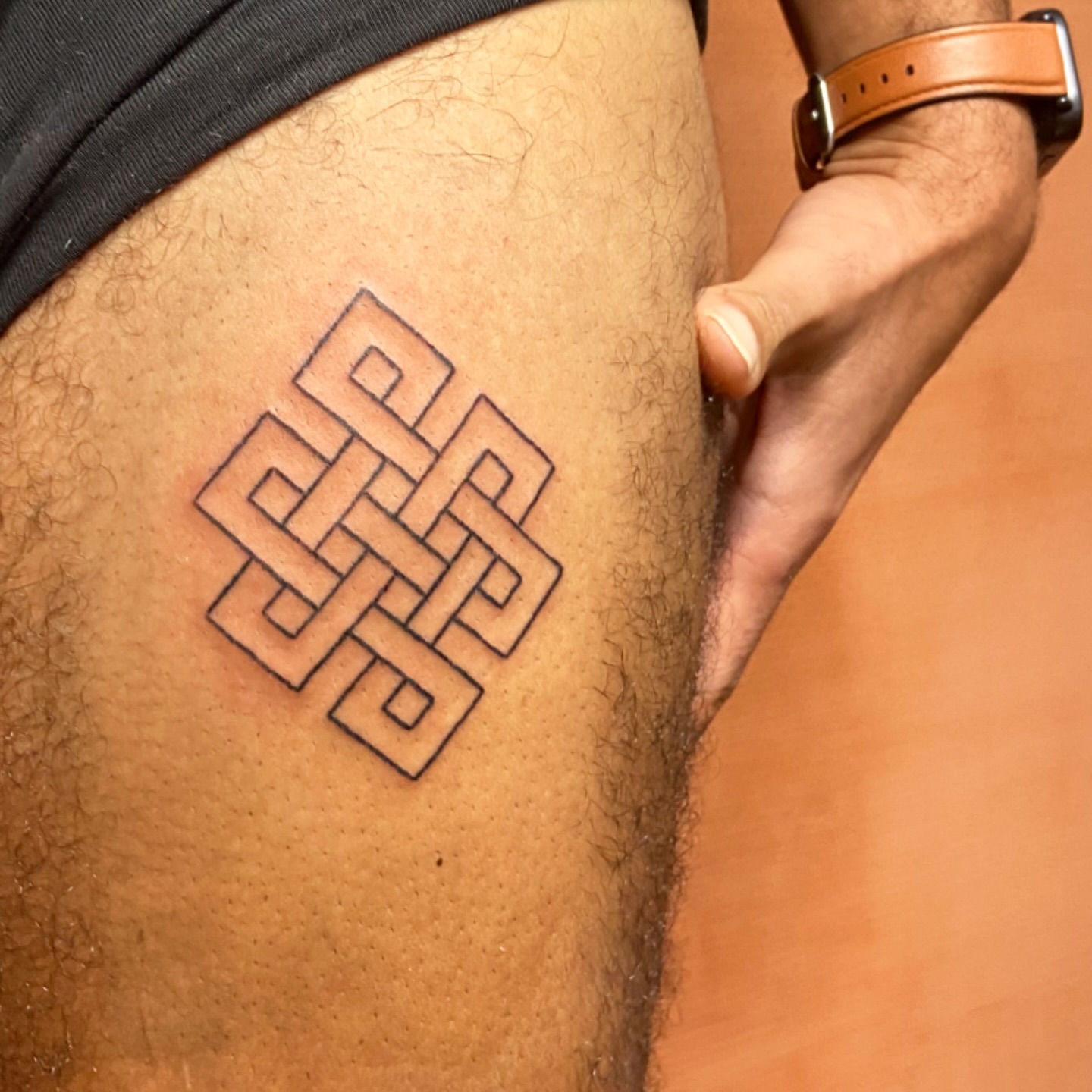 Tatouage Geometrique Noeud Infini Cuisse Handpoke — portfolio Hamsa Tattoo Dijon handpoke