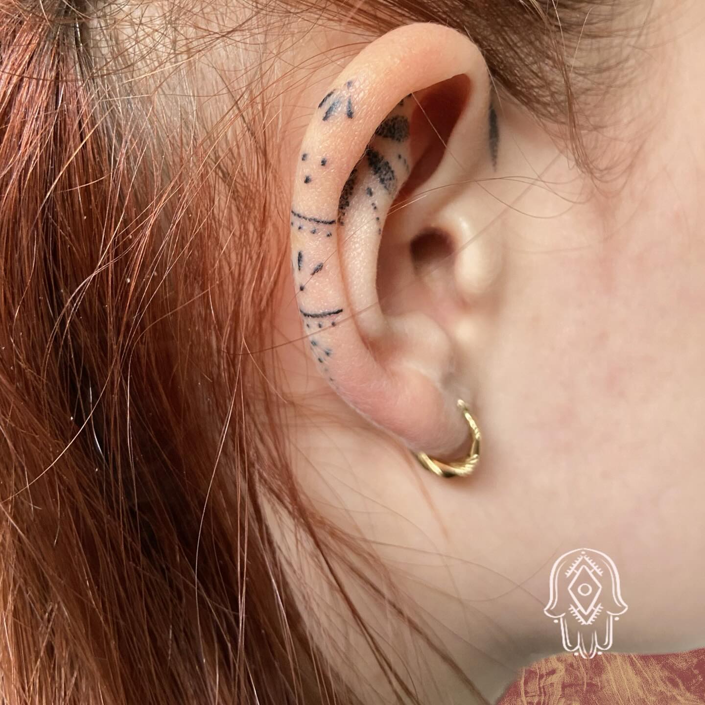 Tatouage Oreille Femme Dotwork Amazigh Profil Dore — portfolio Hamsa Tattoo Dijon handpoke