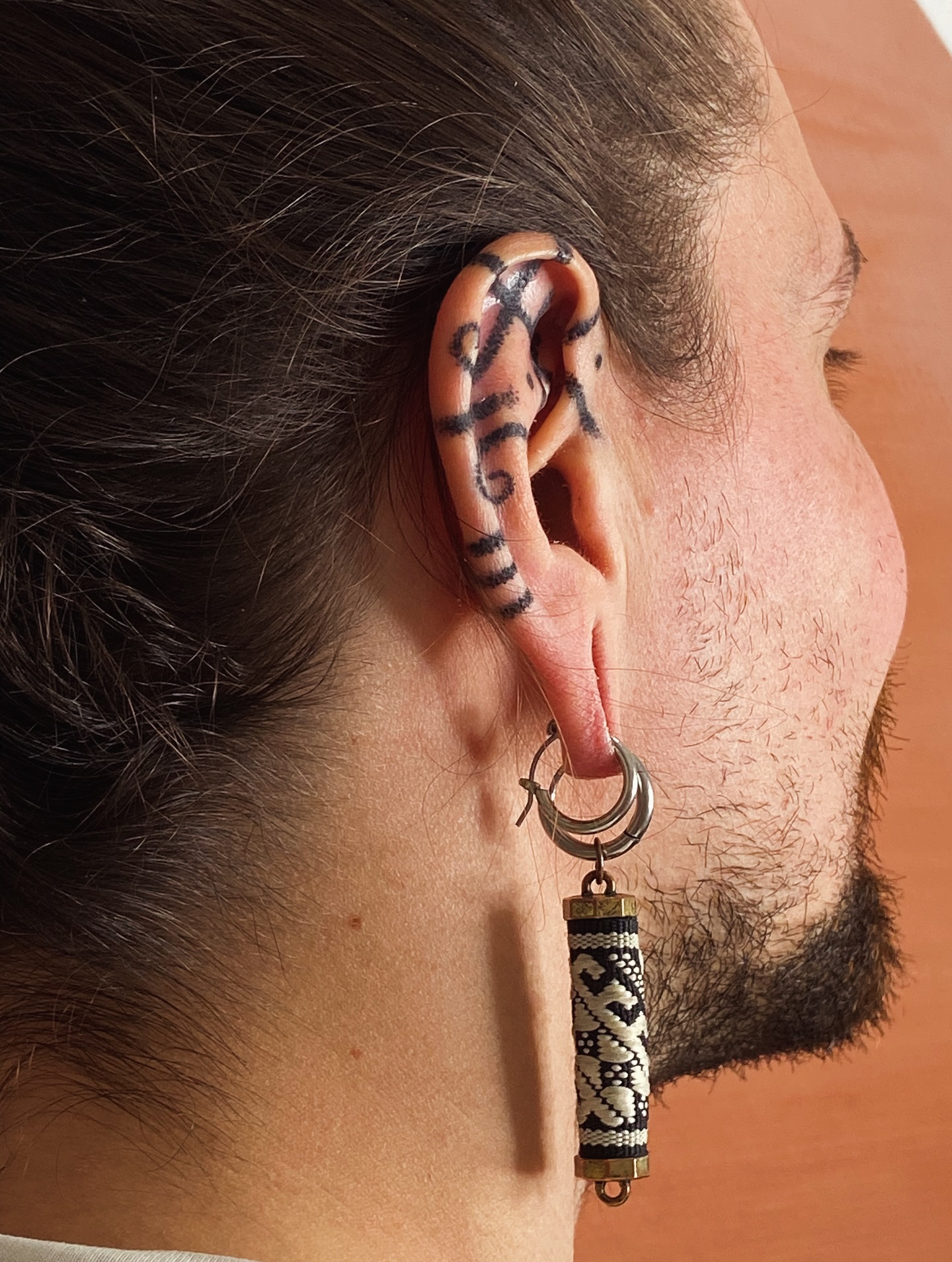Tatouage Oreille Symboles Amazighs Handpoke Profil — portfolio Hamsa Tattoo Dijon handpoke