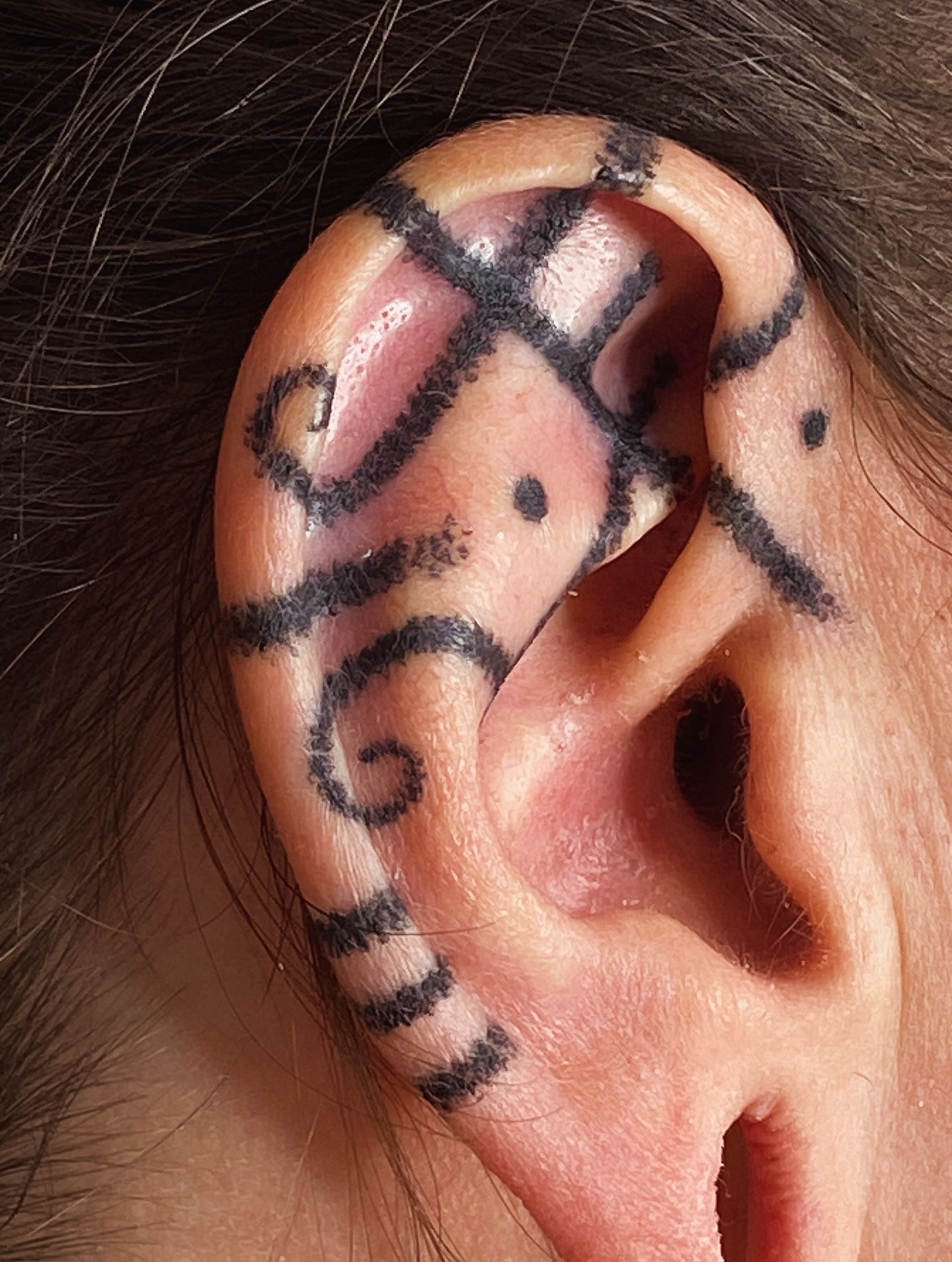 Tatouage Oreille Tifinagh Gros Plan Handpoke Frais — portfolio Hamsa Tattoo Dijon handpoke