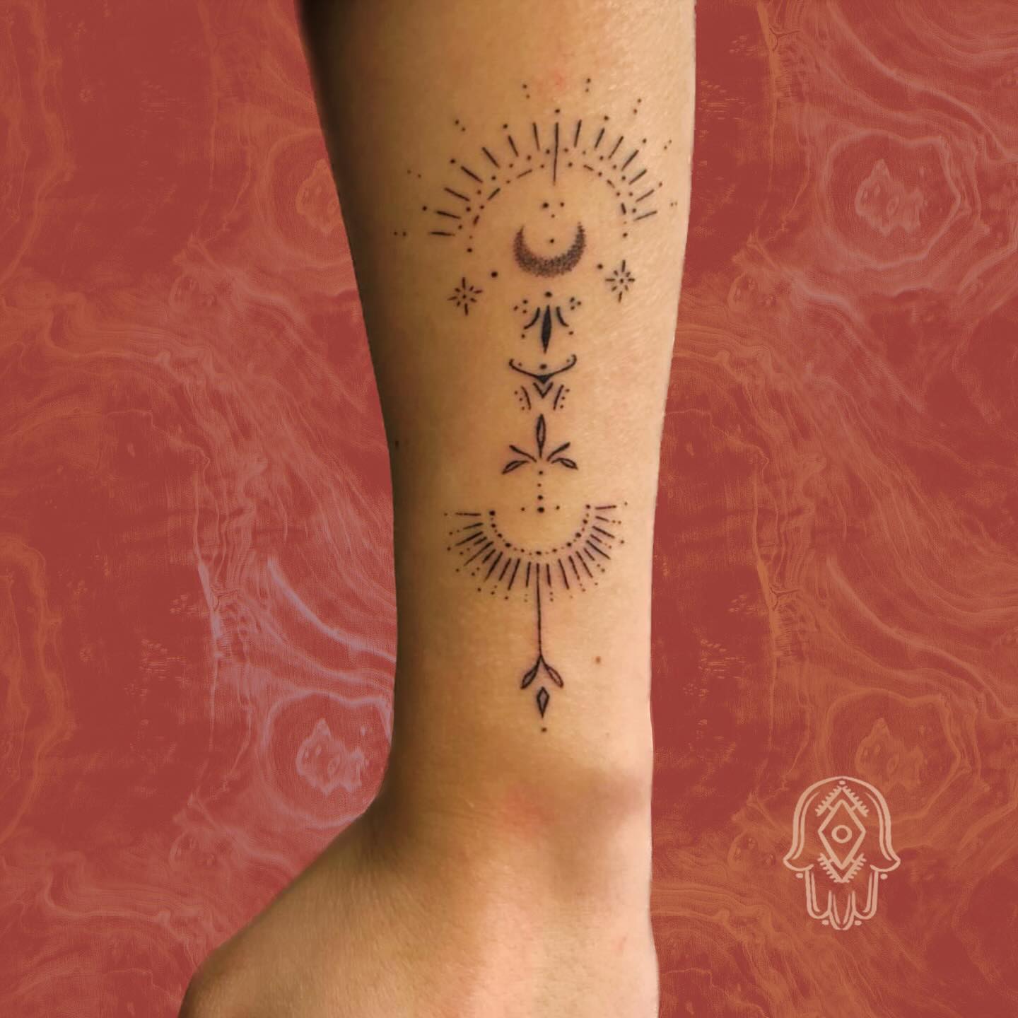 Tatouage Ornemental Sacre Cheville Lune Soleil Handpoke — portfolio Hamsa Tattoo Dijon handpoke