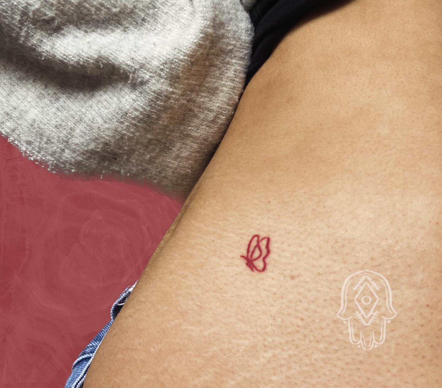 Tatouage Papillon Rouge Bras Femme Handpoke Discret — portfolio Hamsa Tattoo Dijon handpoke