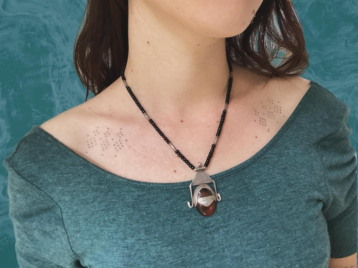 Tatouage Points Amazighs Clavicule Femme Handpoke — portfolio Hamsa Tattoo Dijon handpoke