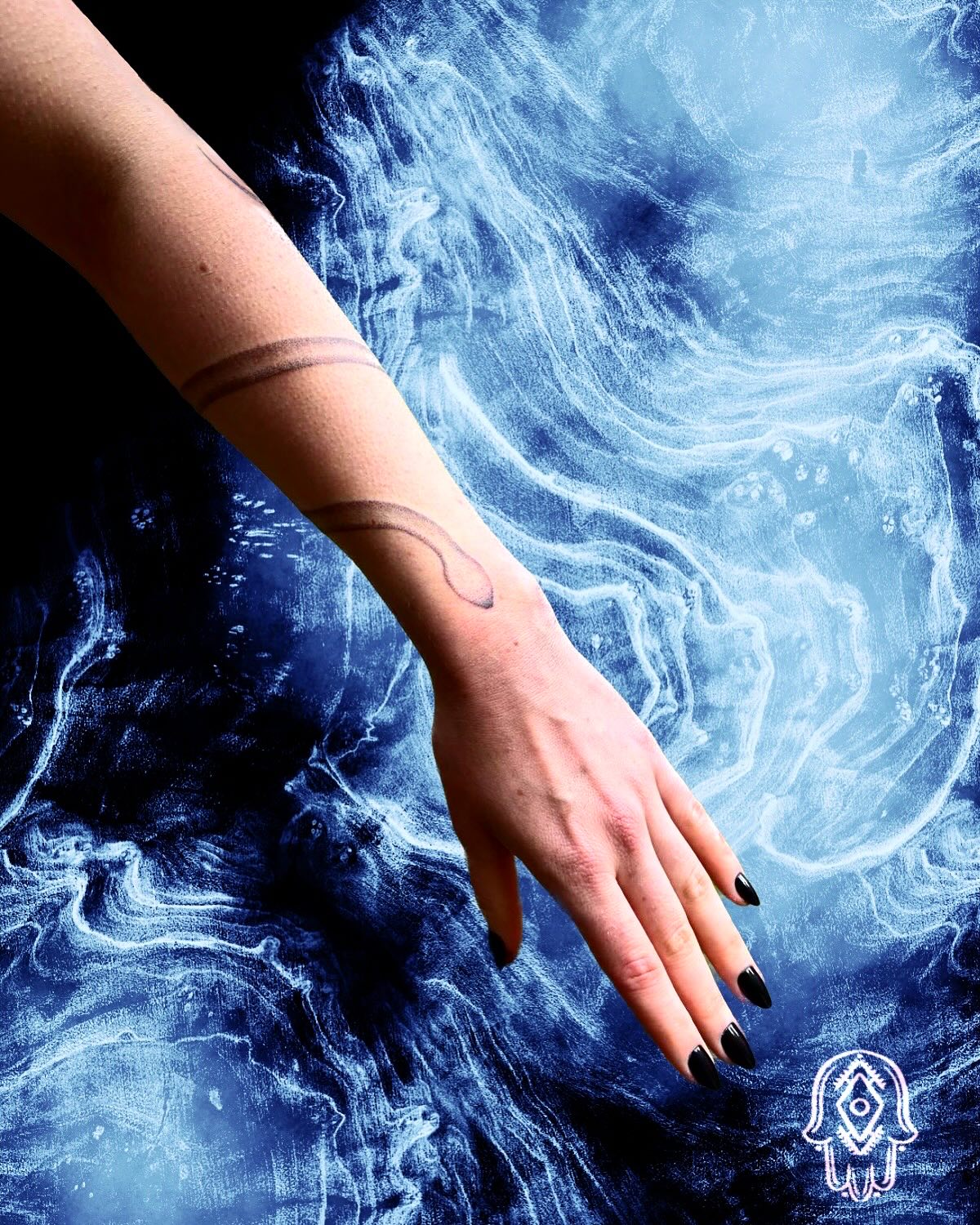 Tatouage serpent bras femme custom handpoke — Hamsa Tattoo Dijon