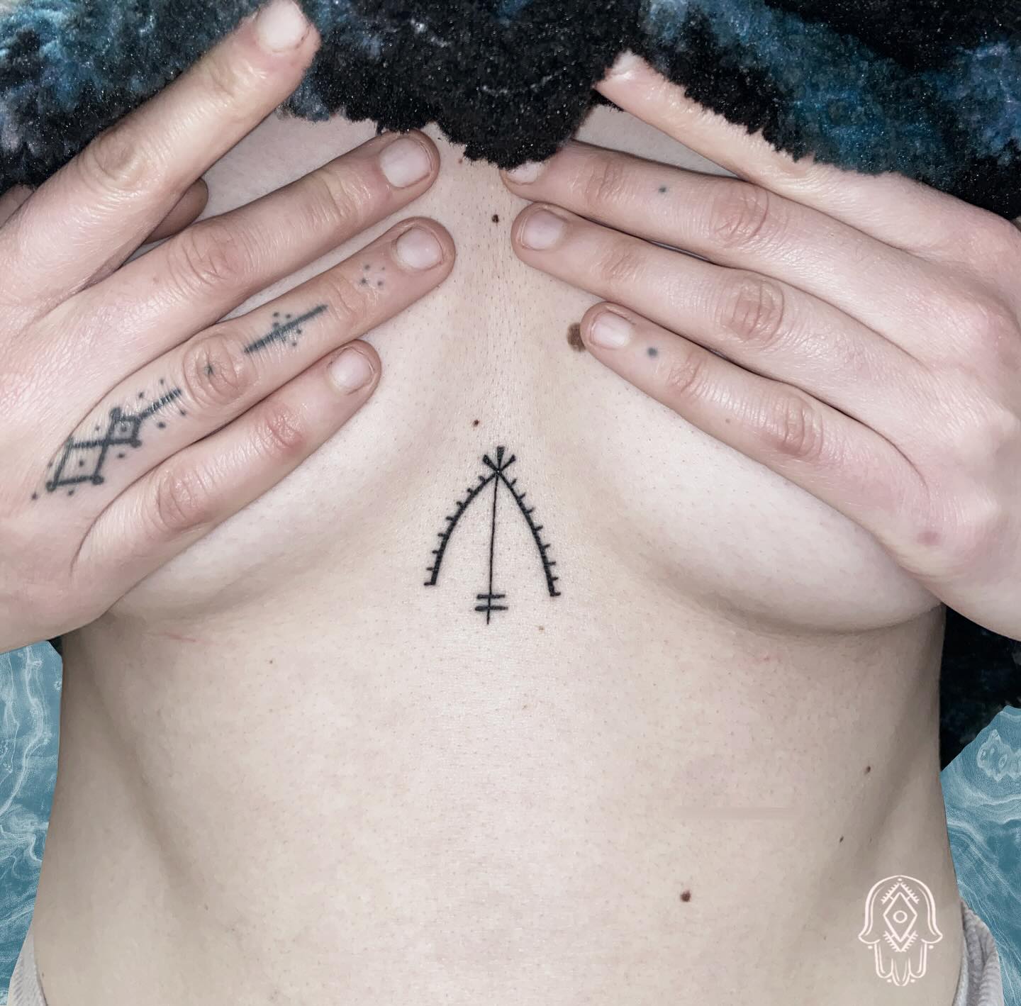 Tatouage Sternum Symbole Amazigh Femme Handpoke — portfolio Hamsa Tattoo Dijon handpoke